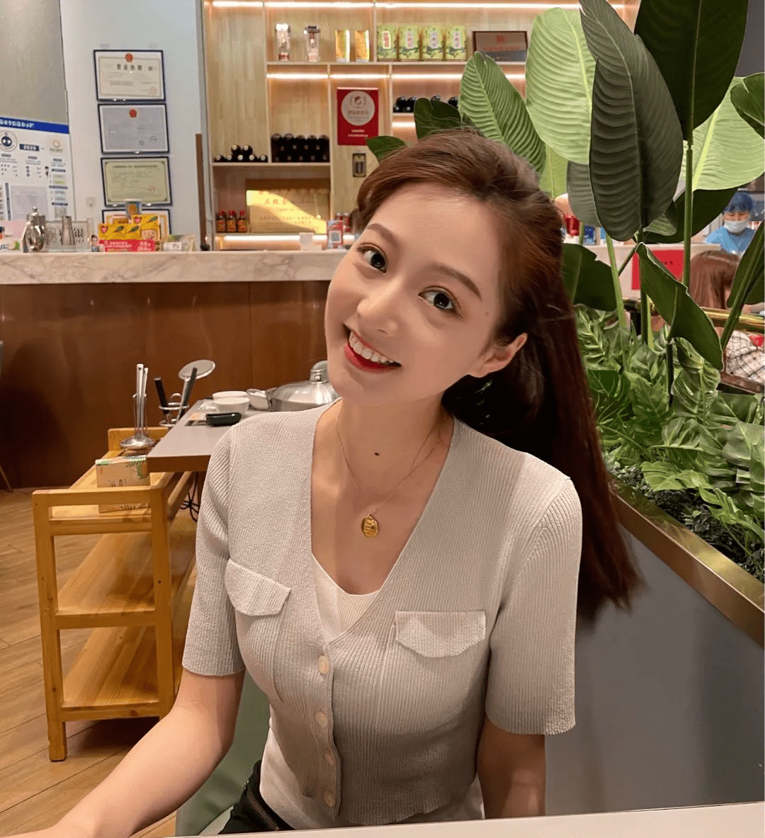 最美朗诵员冯琳走红,高考607分超一本线19分,获复旦保研资格