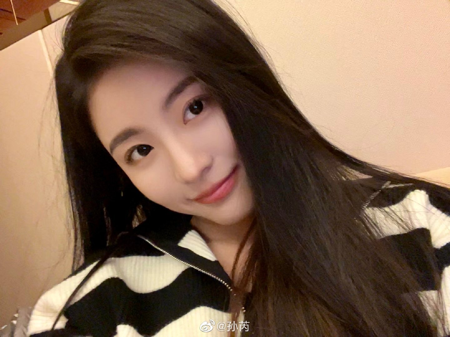 孙芮最新自拍惊喜掉落芮芮子身穿黑白条纹毛衣