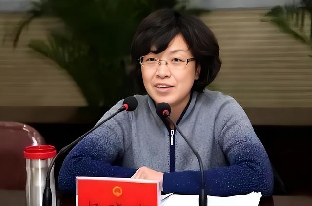 女贪官杨晓波,靠美色上位,敛财1400万,事发后下跪求放过