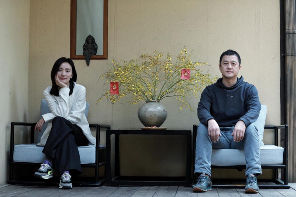 李亚鹏携家人出行,海哈金喜和李嫣好亲切,宛若姐妹花!