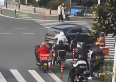 男子1个月骑车碰瓷15起：专挑女司机或豪华车下手