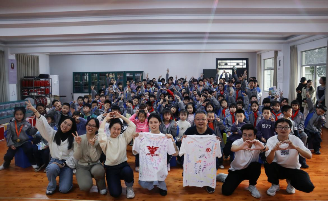 湫山乡中心学校的校长李海勇说:"吴易唯的到来,不仅给孩子们带来了