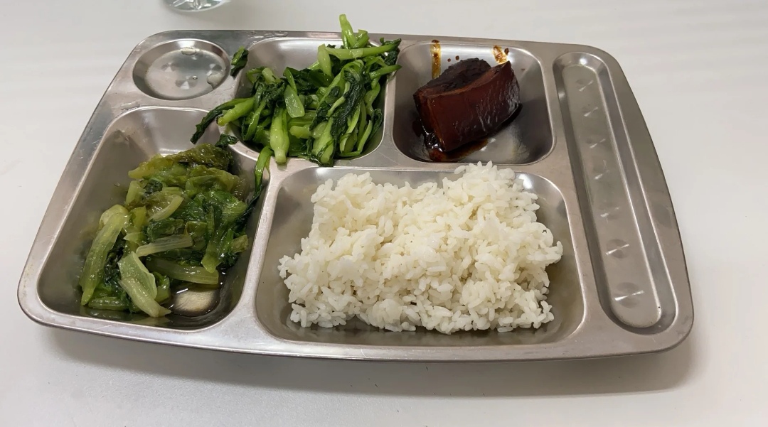 網友曬公司食堂伙食,我願稱之為