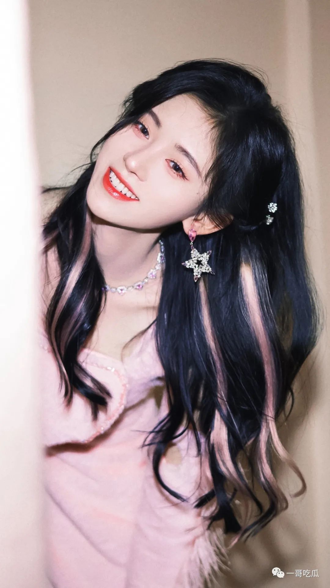 鞠婧祎心形连衣短裙俏皮写真