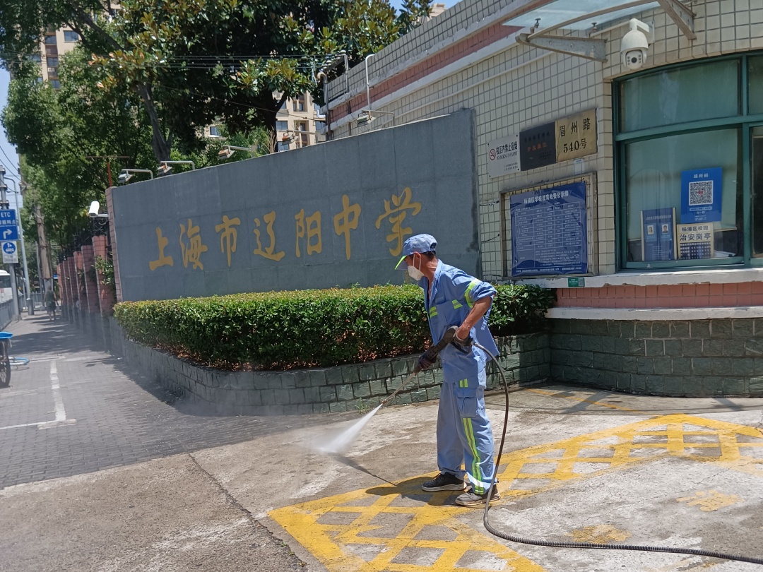 深度保洁,静音护考 环卫人为学子们"保驾护航"