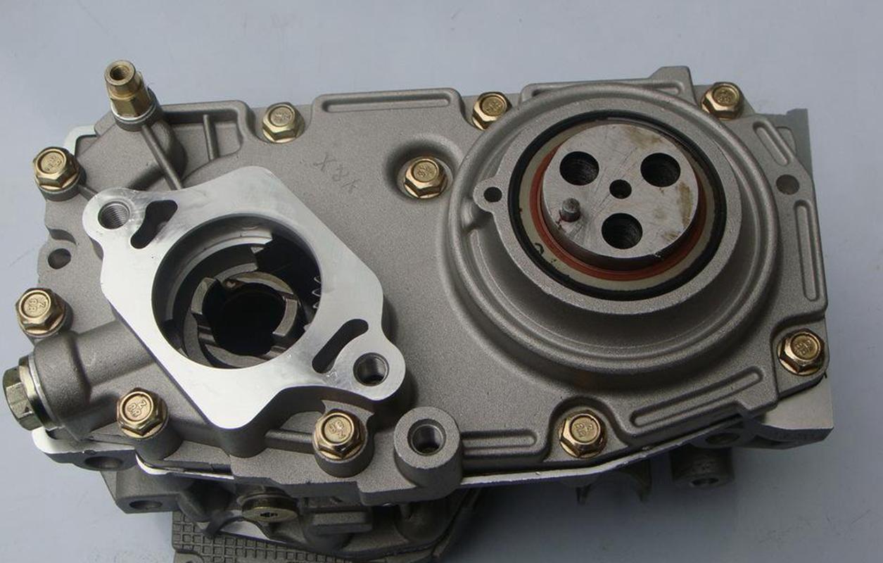 1,发动机油泵的主要功能在于将机油精准地输送到发动机的各个摩擦点