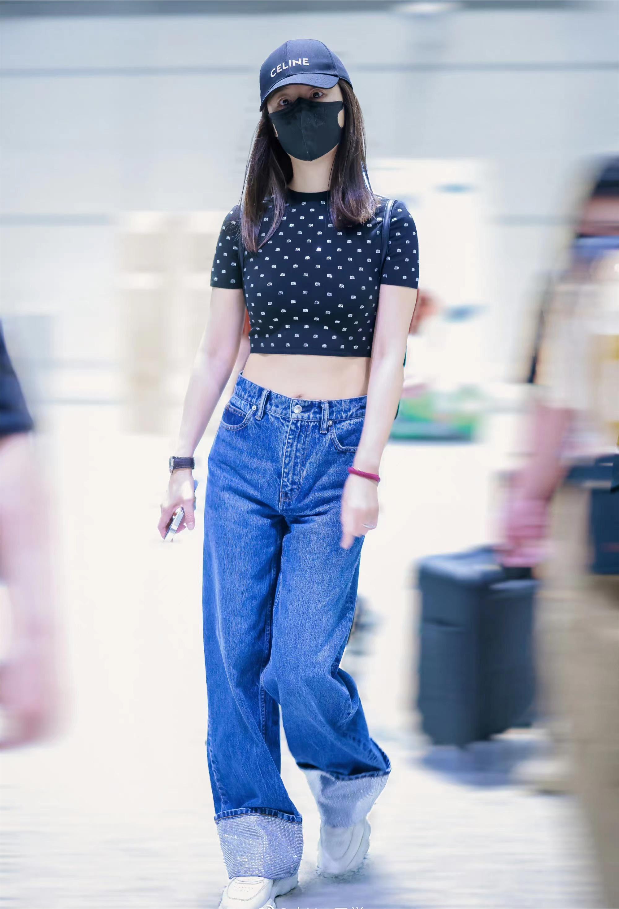 47岁林心如穿露脐装高调现身机场,大秀曼妙身材,美与年龄无关?