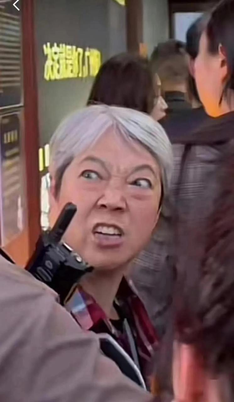 眼神毒辣,面露凶相的老太太曾经也是个美女呢!