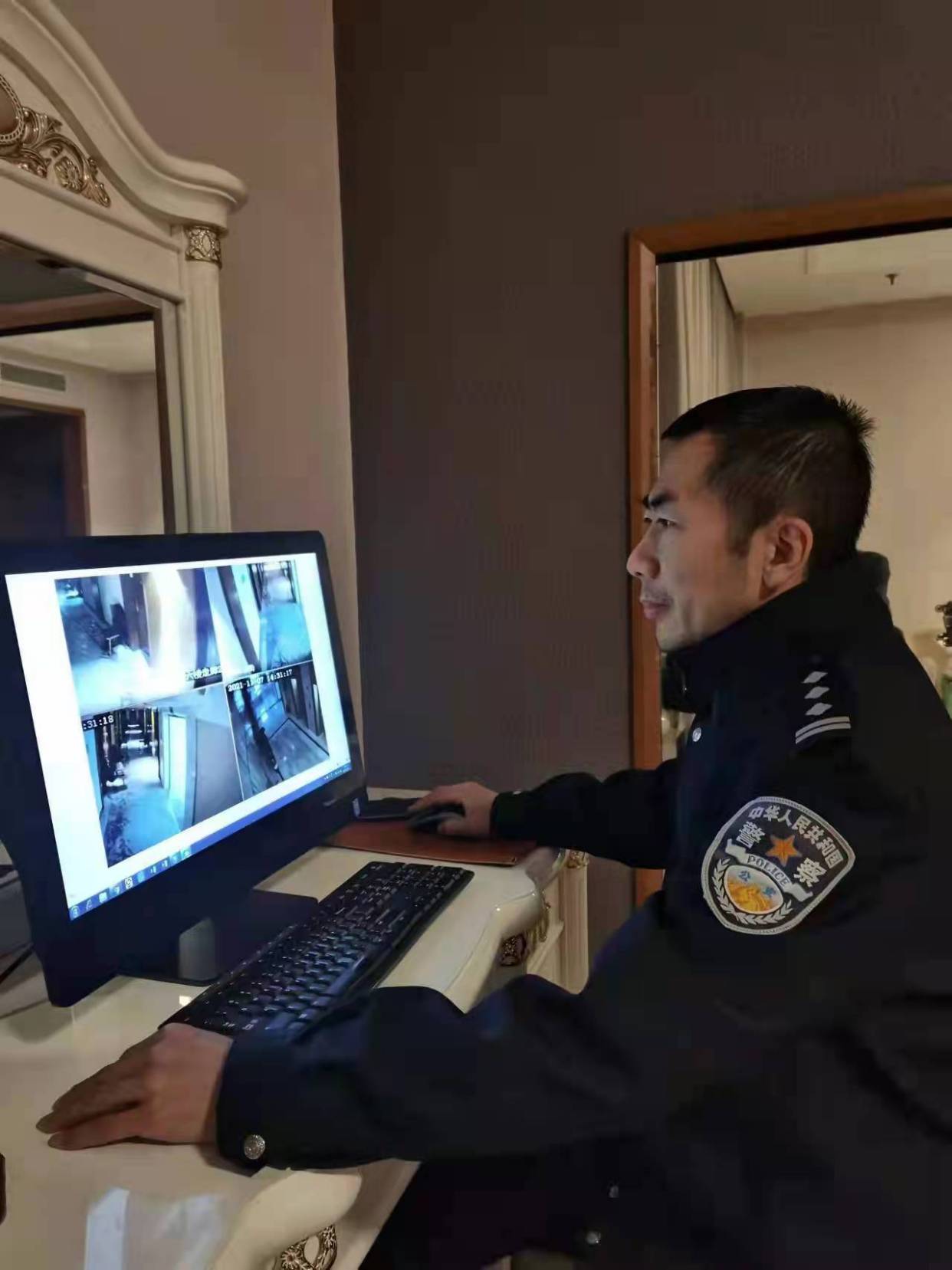 隔离点民警李庆雷"就是带伤,也一样能服务好群众"