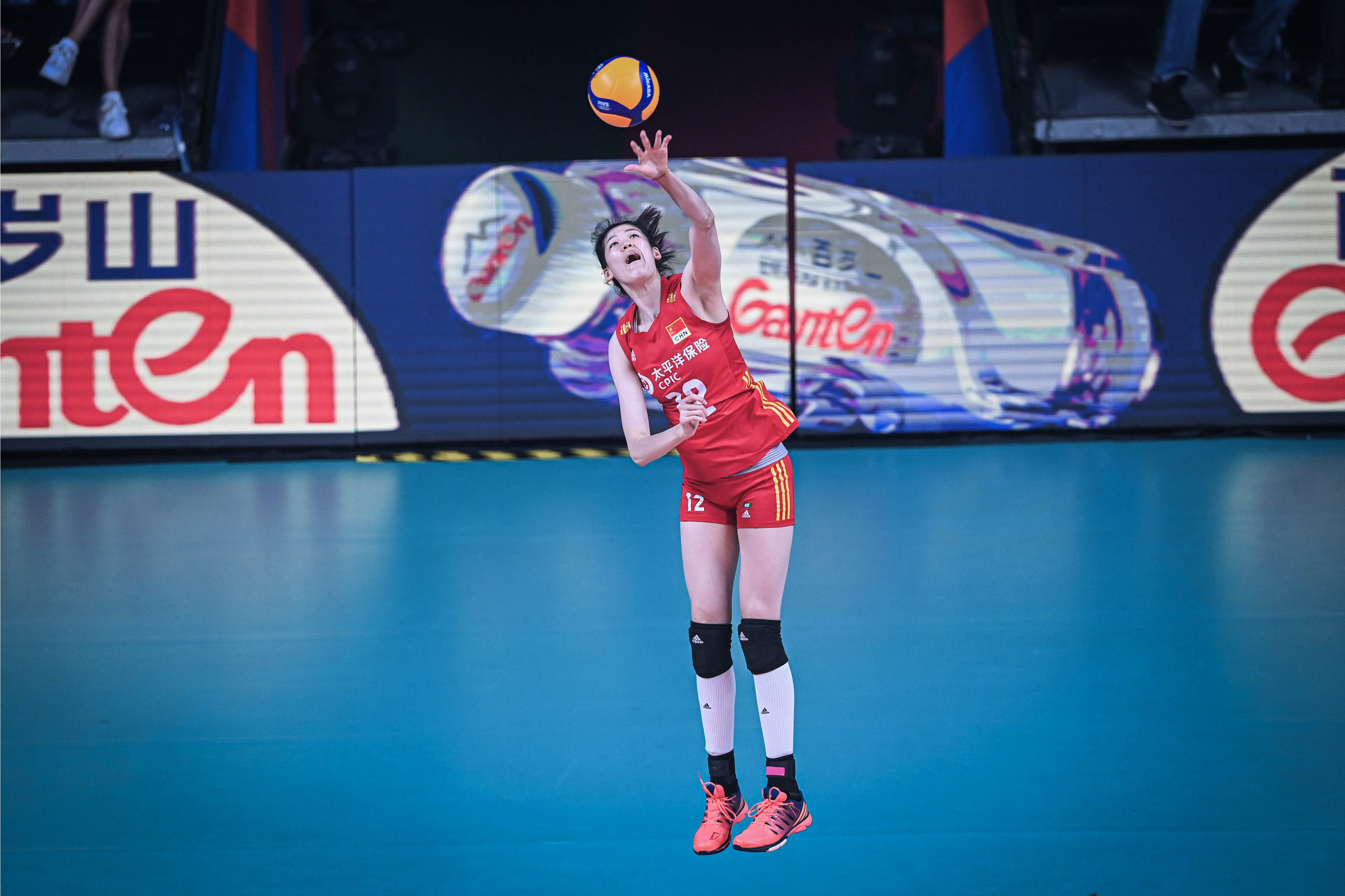 李盈莹进攻效率不高!扣球失误8次,发球立功要点赞,防守要动脚