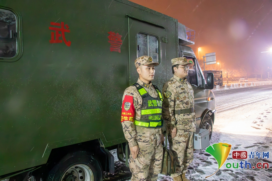 风雪中,武警交通兵在行动