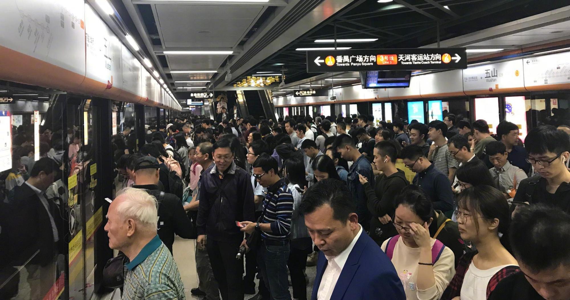 最为拥挤的地铁站,被称为"地狱西站",来看看究竟多拥挤
