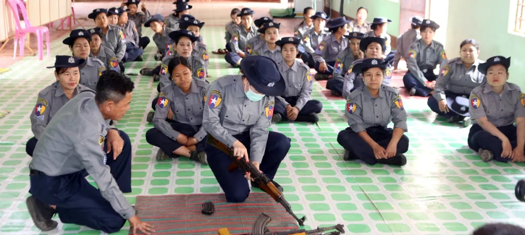 曾经的小中华如今已缅味十足,果敢警察部队家属进行军事训练