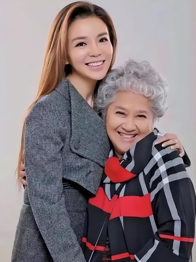 丧母后朱迅近况惹人忧!脸僵凹陷笑起来费力,眉毛稀疏撞脸蔡明