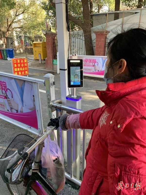 老旧小区装上的这台测温仪,可同时给二十多人测温