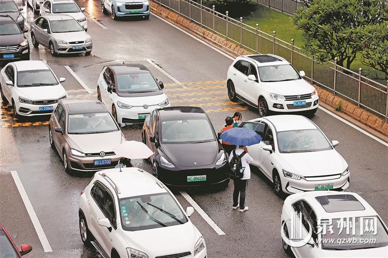 城东街城东中学路段"接送大军"图方便 校门口成停车场