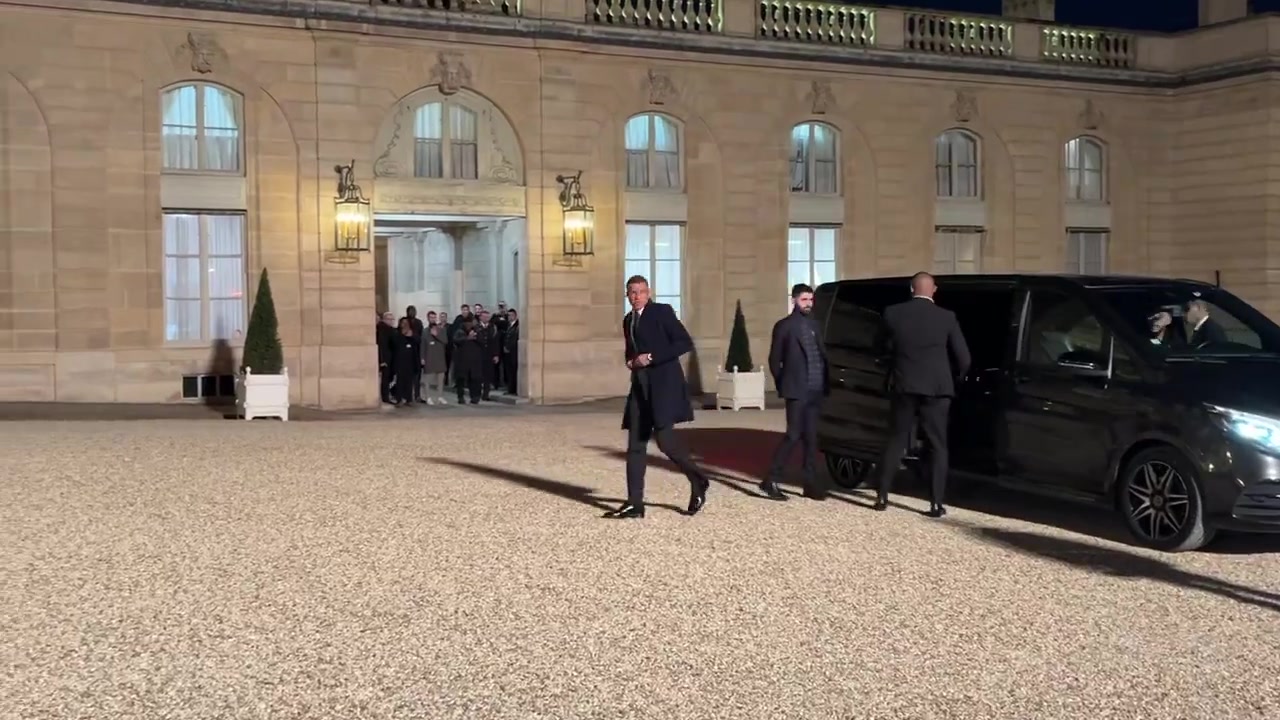 盛装出席!姆巴佩抵达爱丽舍宫与马克龙,埃米尔,纳赛尔共进晚宴