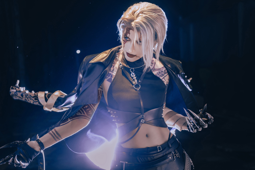 卡琳娜cos的帅气大佬,浓妆骑摩托超飒,视频截图比精修还要好看