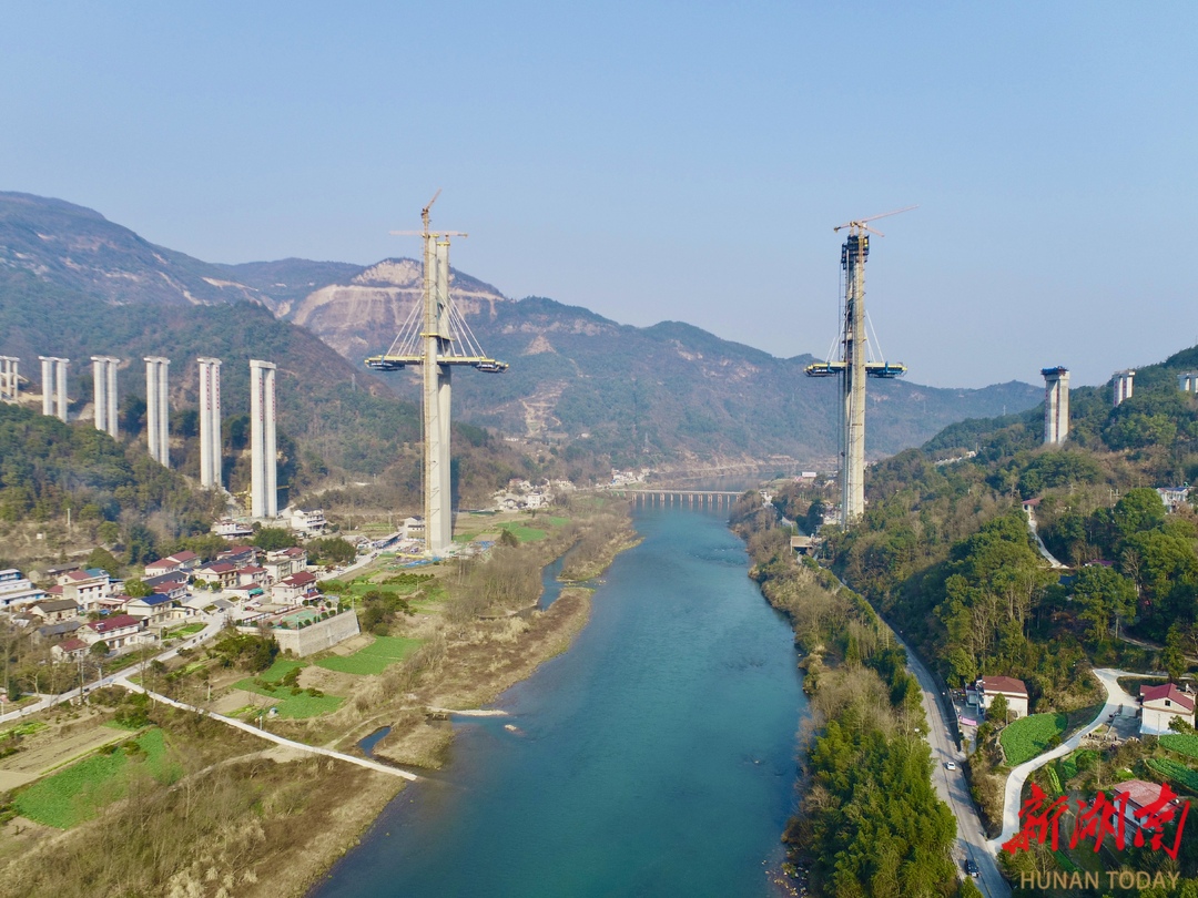 炉慈高速长潭河溇水特大桥9号墩封顶