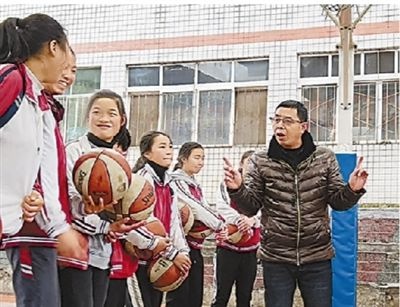 乡村教师范钦刚,多年来带领山区女孩训练篮球——大