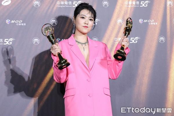 歌后曹雅雯喝得酩酊大醉,周围的人都记录下了她的酒后模样