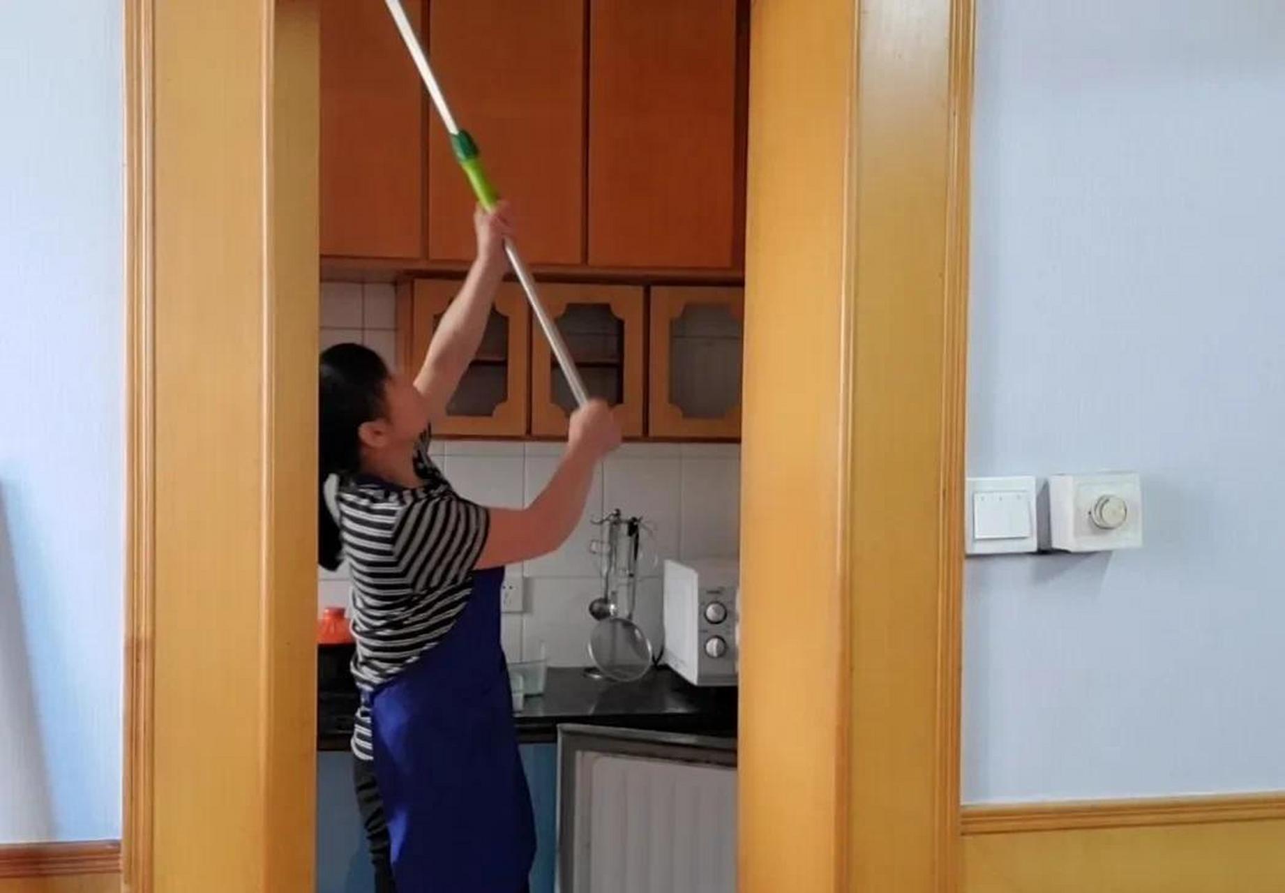 我是做家政的荣姐,昨天挣了688块8毛8, 有朋友会问怎么挣了还有零头呢