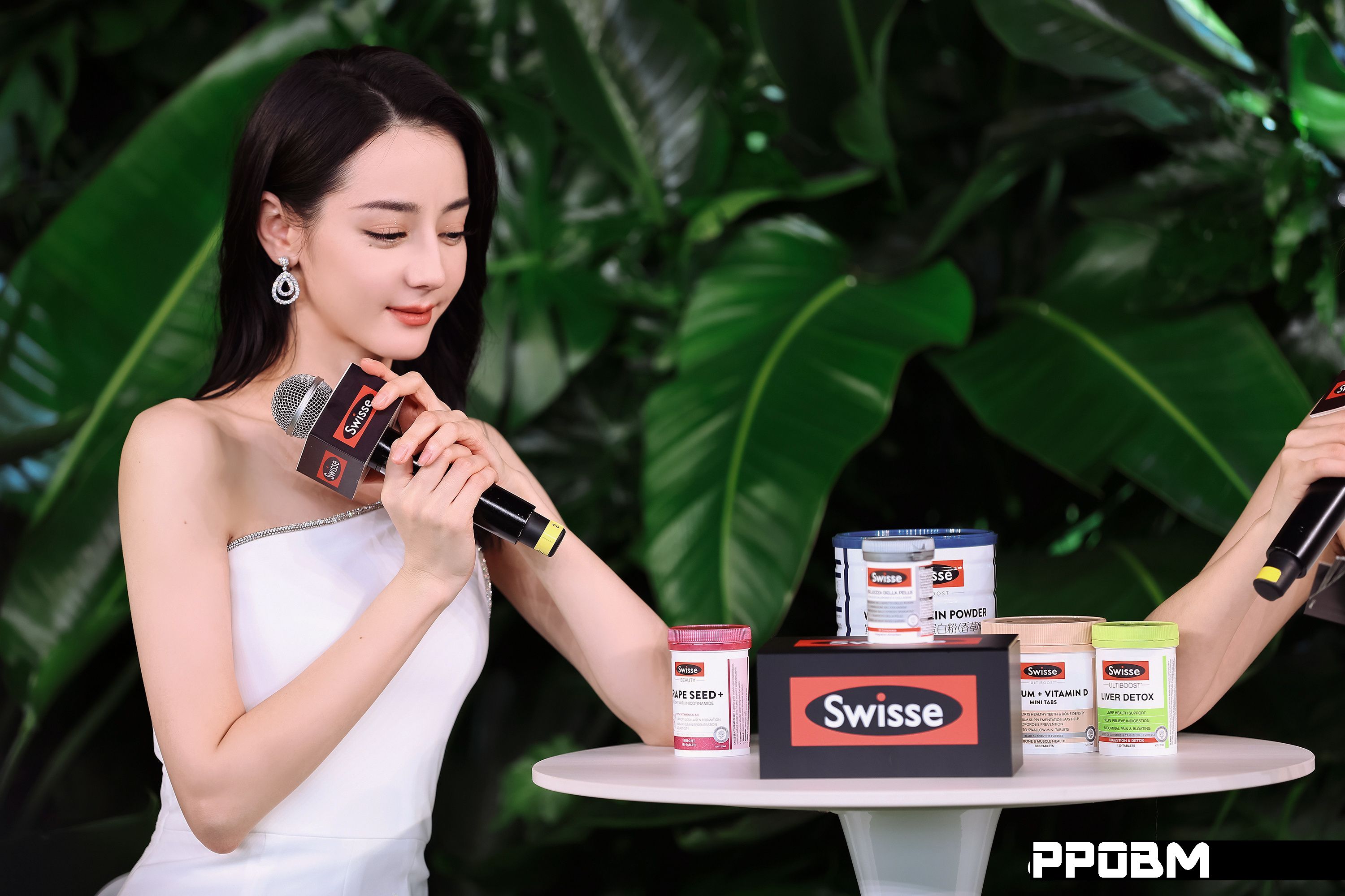 迪丽热巴出席swisse品牌活动