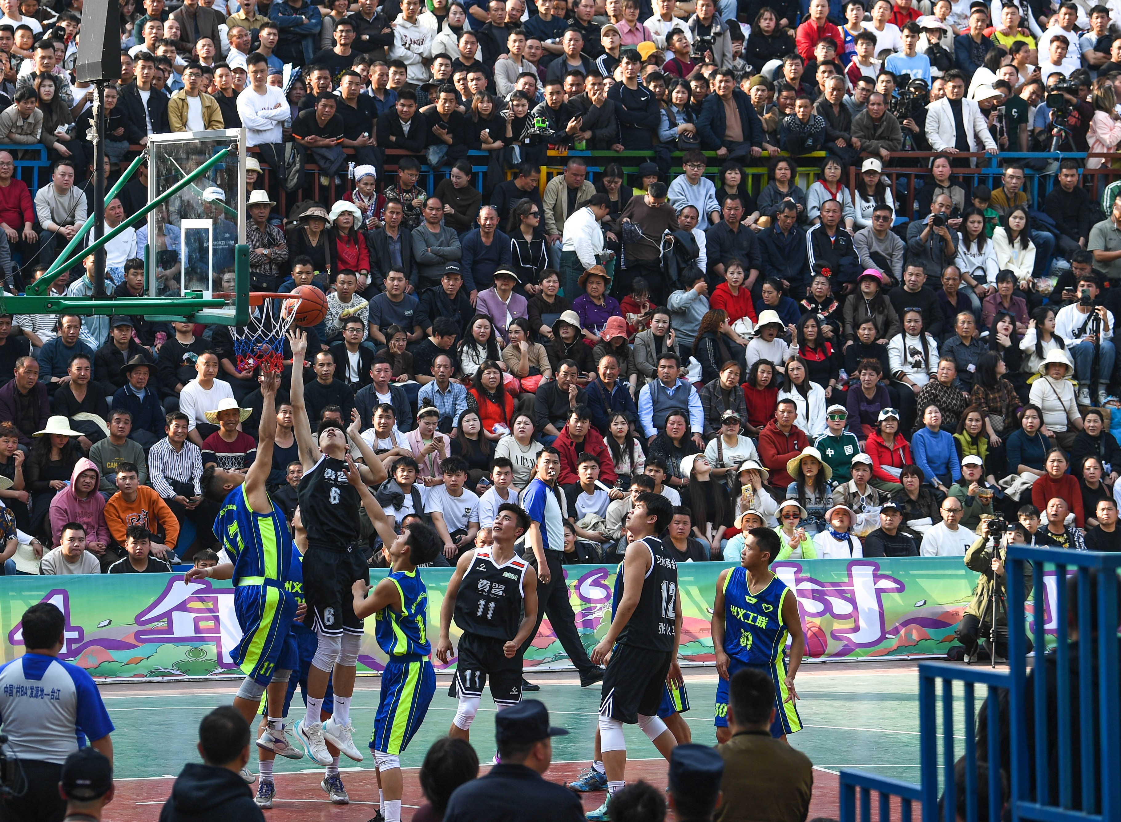 新华全媒 丨活力四射 迎"篮"而上——2024年乡村篮球球王争霸赛开赛