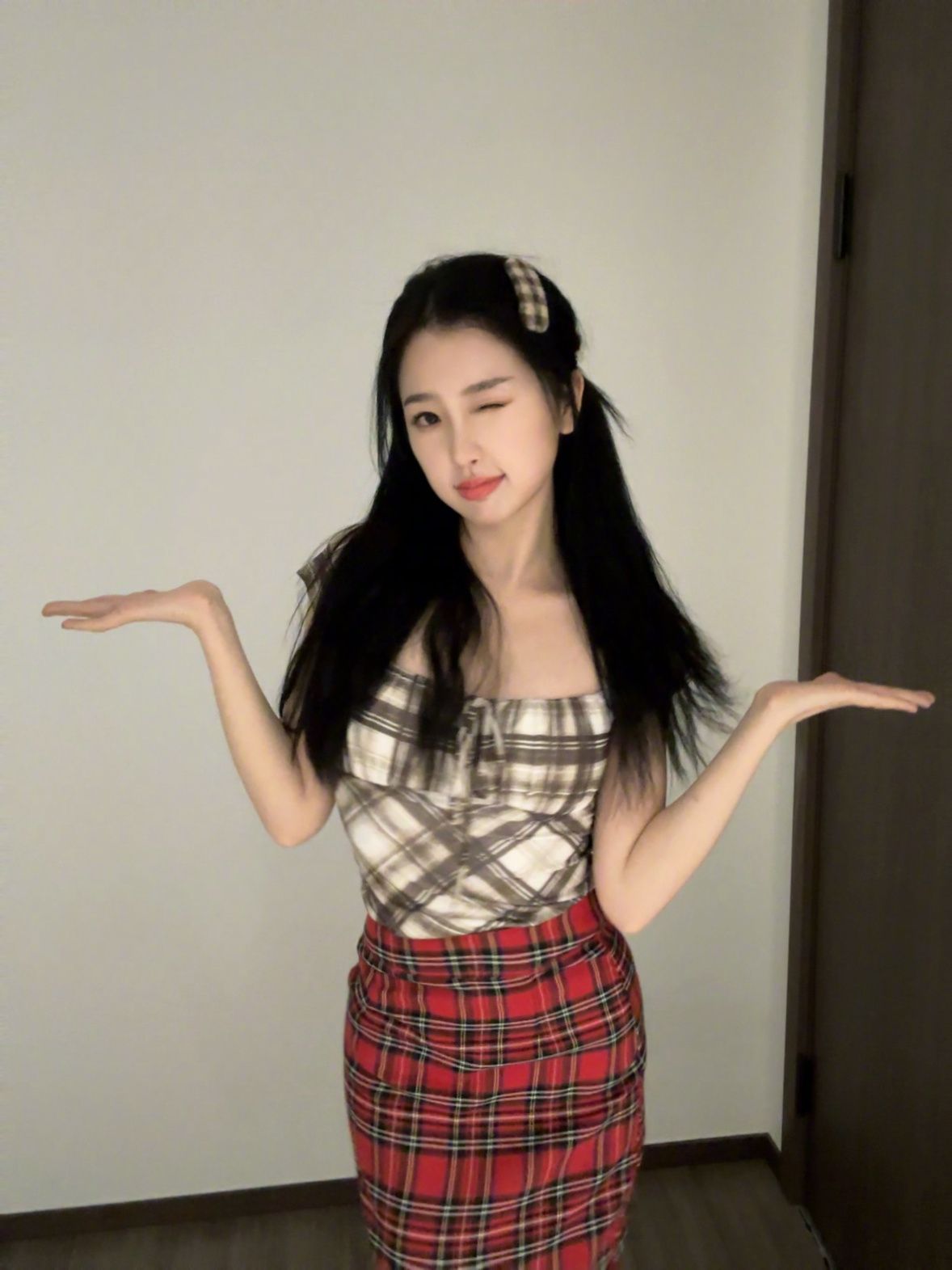 虞书欣格子裙搞怪自拍合集