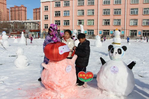 调兵山市第三小学举行"雪人"大赛,看看谁的有创意?
