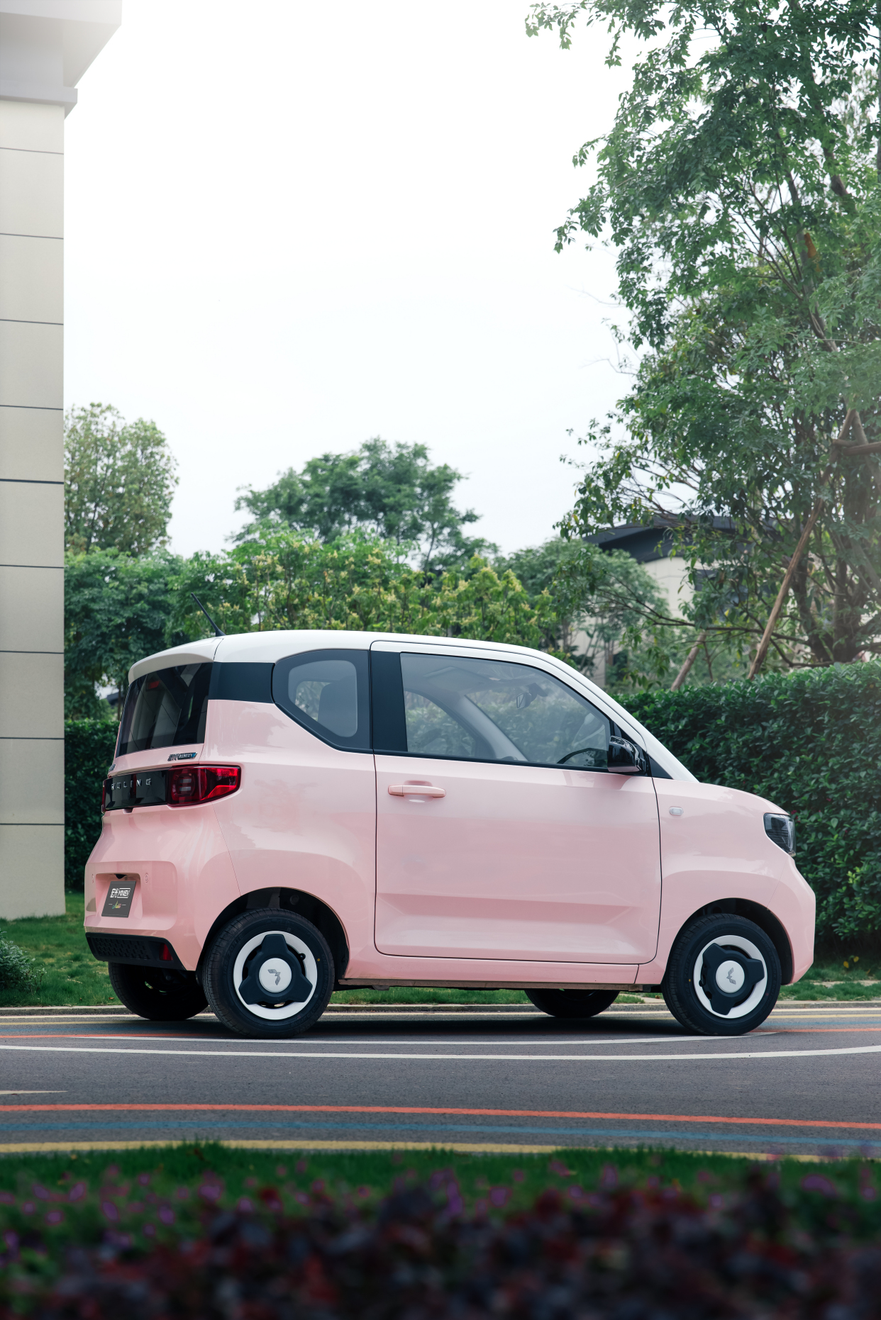 外观可爱能遮风挡雨,日常通勤的代步神器,这辆小车既实用还亲民