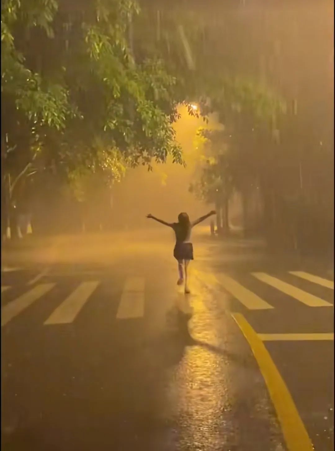 当年轻人流行去大马路上淋雨:快活极了