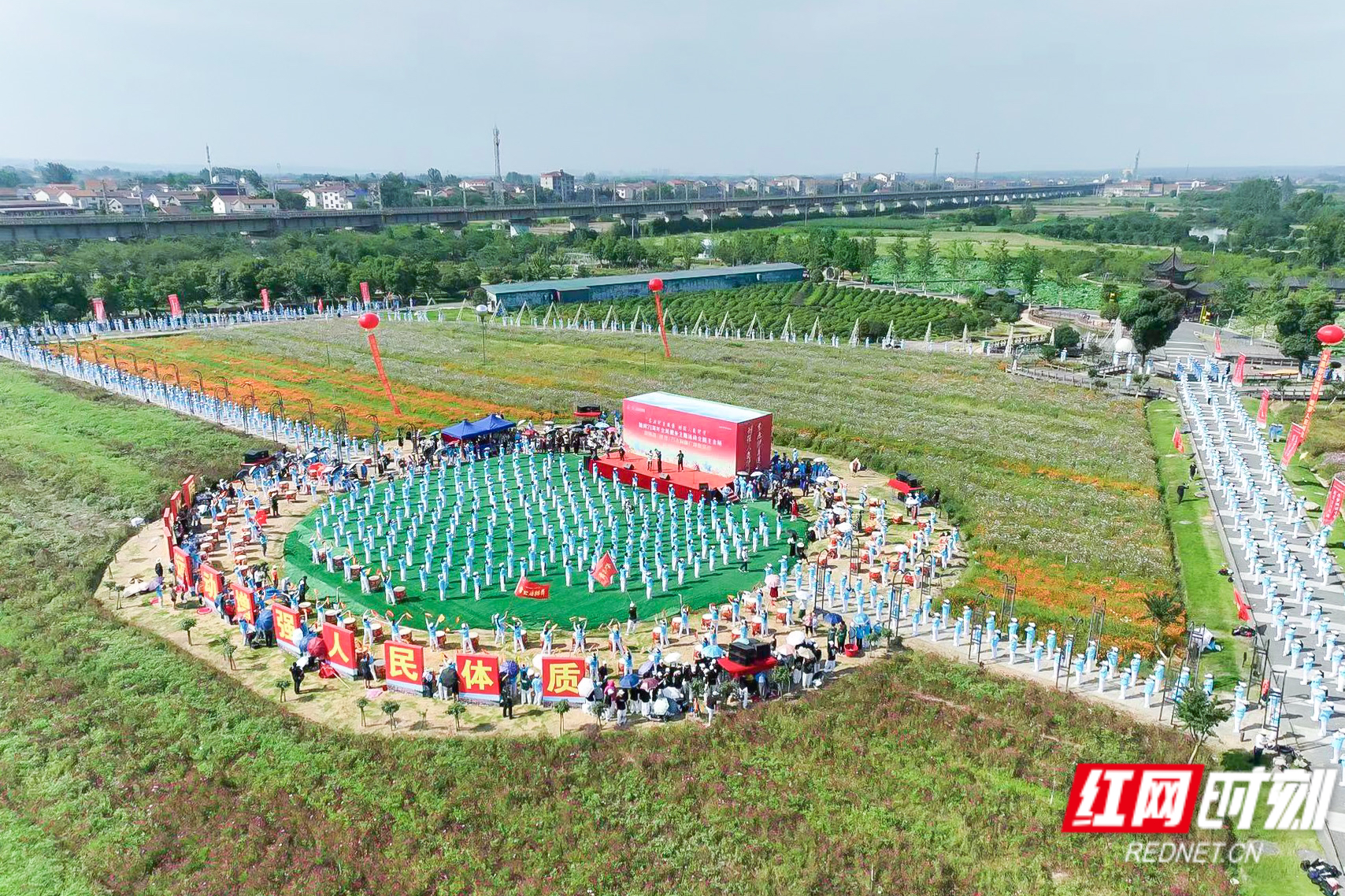 万人同跳广场舞 常德枫林花海景区上演壮观一幕