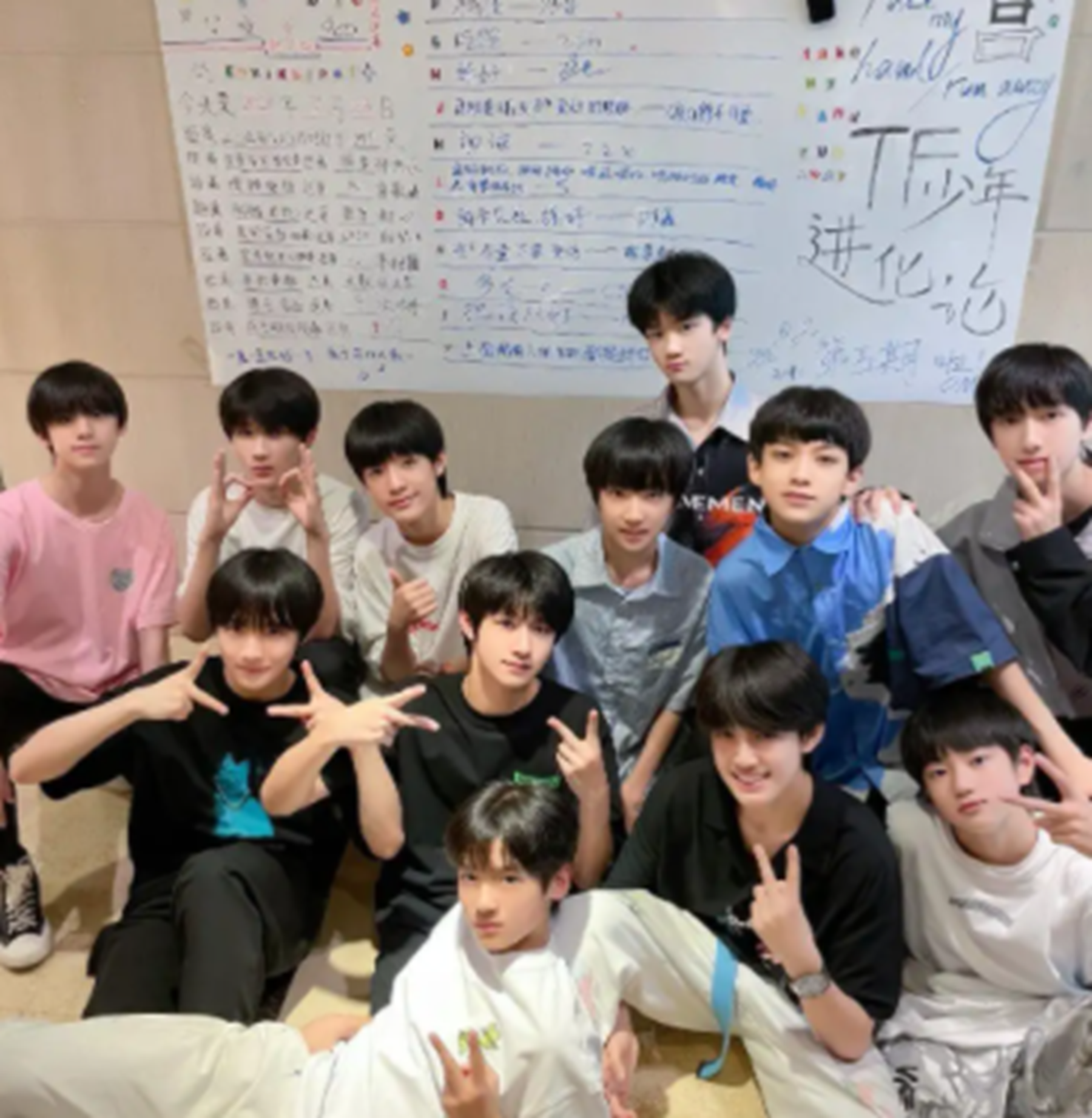 TFBOYS三代合照图片