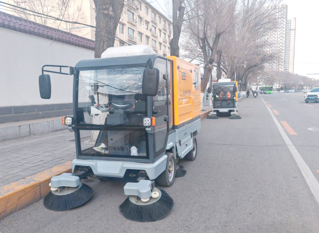 这些小型电动清扫车集清扫,吸尘和喷