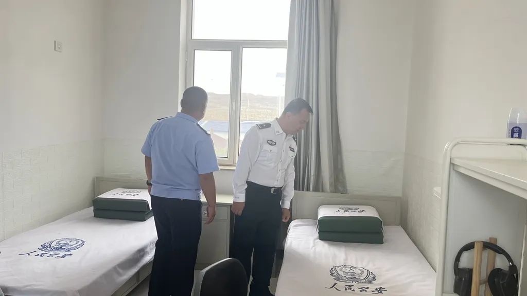 阿拉善盟行署副盟长戴军调研指导巴彦诺日公派出所工作