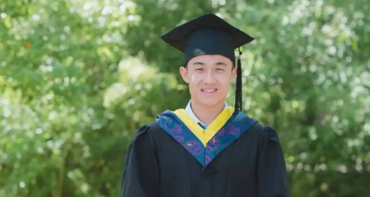 黄领学士服是什么学位