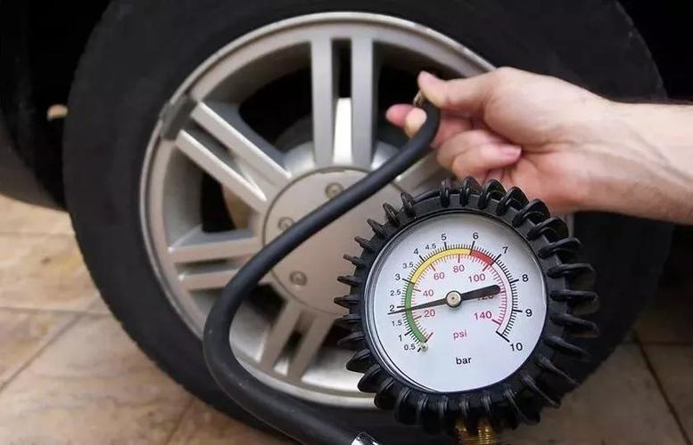 你需要定期关注并检查轮胎的气压情况,这样可以有效避免由于胎压不足