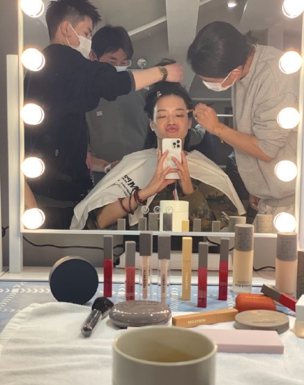 化妆间自拍内卷女明星打工也不忘营业