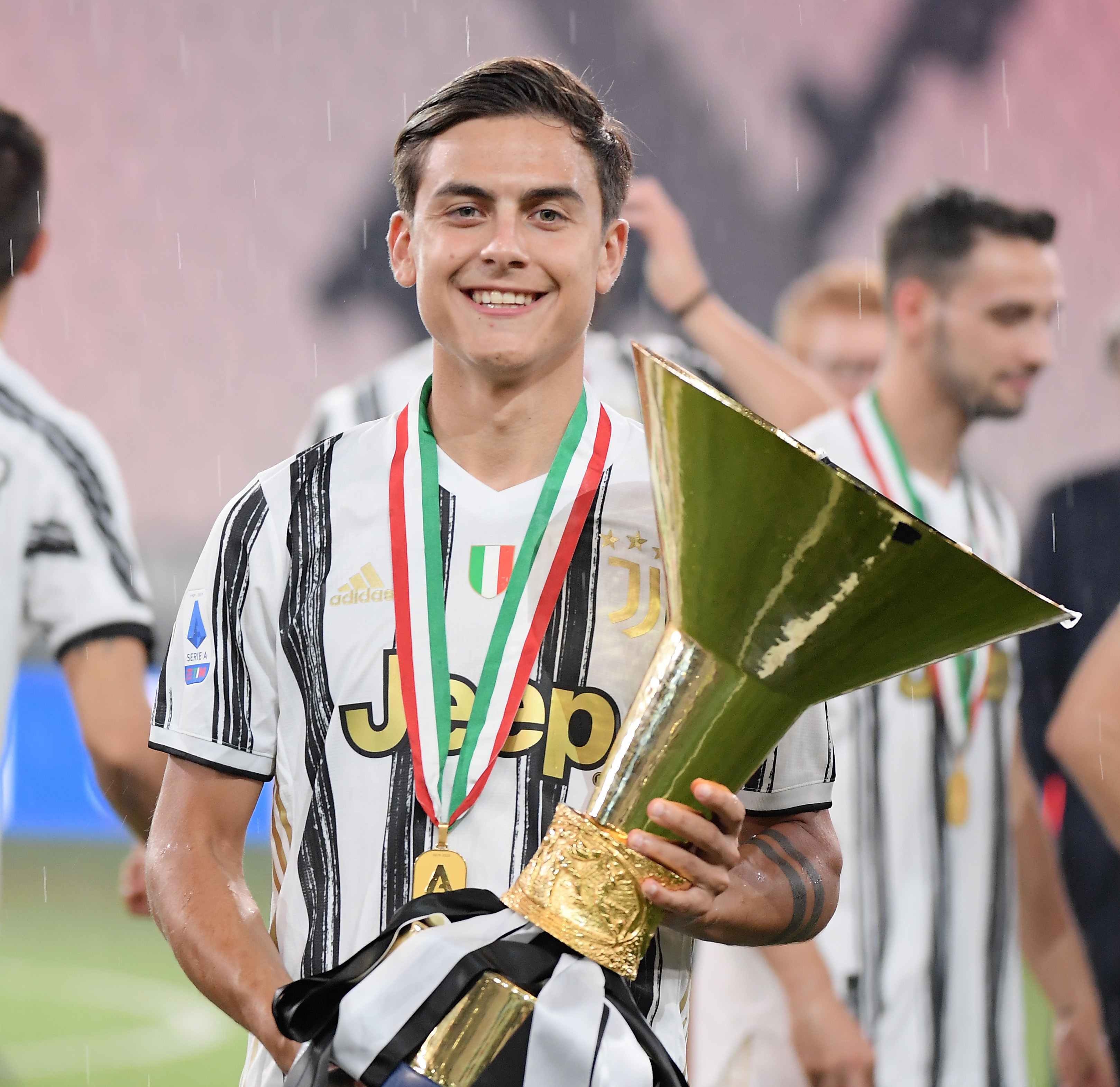 足球丨意甲:尤文图斯捧杯