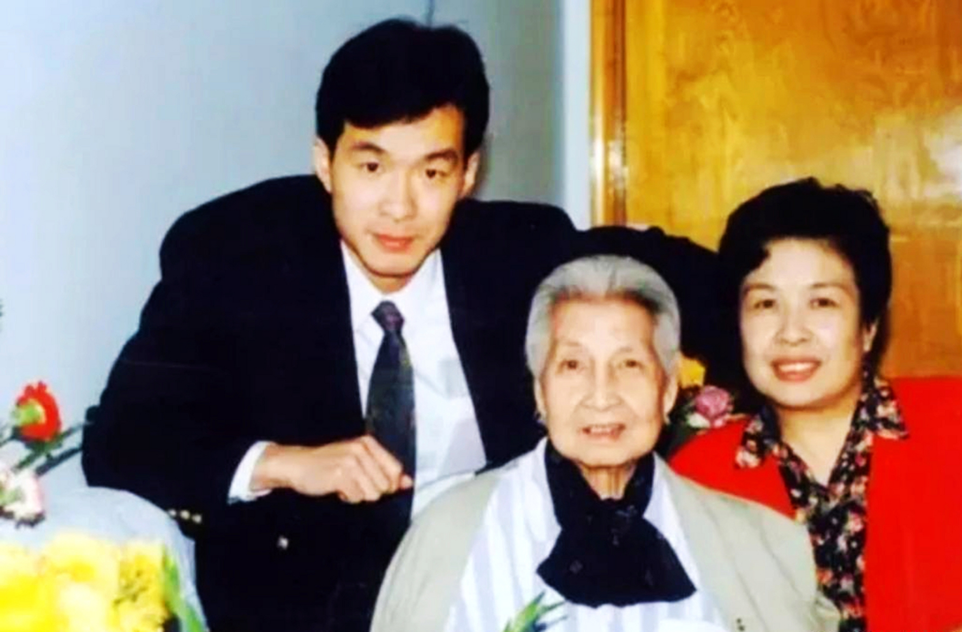 曾志和晚年子女珍贵合影,左起:大儿媳,大儿子施来发,二儿子曾春华女 