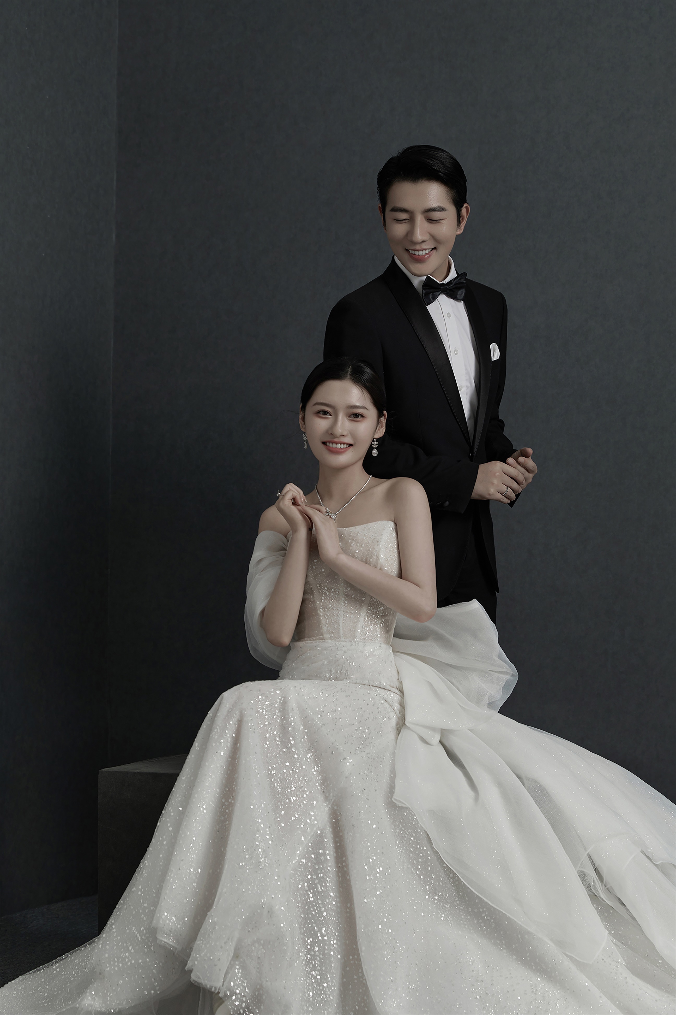 高级灰室内婚纱照 菏泽婚纱摄影 婚纱照风格推荐 菏泽壹家摄影
