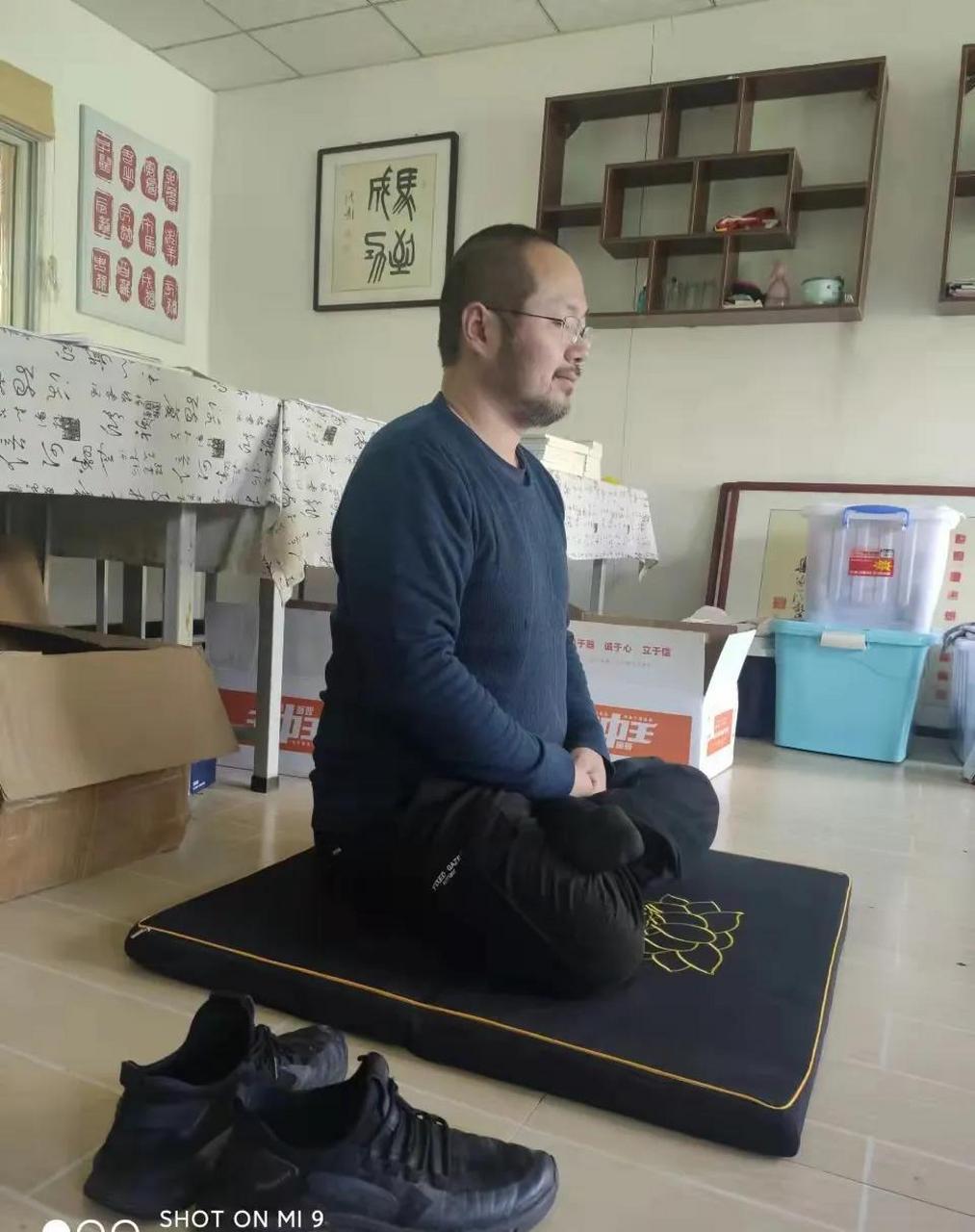 今日打坐九十五分钟,双盘,从4点58分到5点34分.