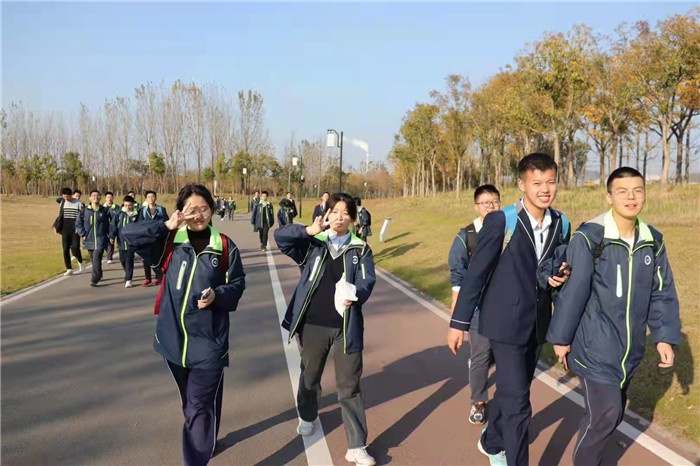 马鞍山二中开展远足活动