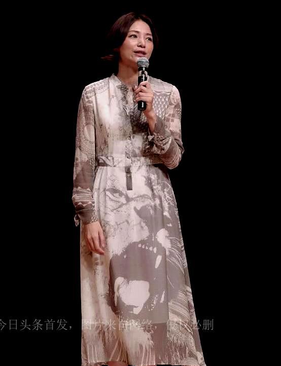 董卿逛童装店被拍,没包装素颜很一般,而且书香气质消失一股村味