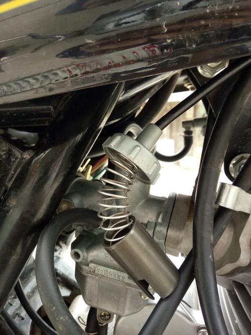 调整化油器在摩托车怠速启动的状态下,对混合气螺丝进行适