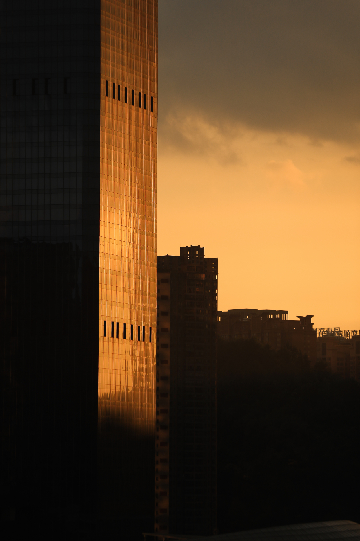 夕阳下,宏立城集团修的双子塔金碧辉煌