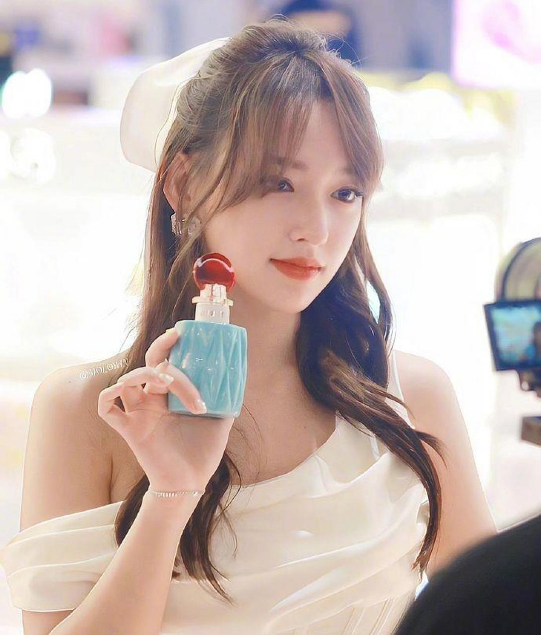 程潇身穿白色不规则褶皱单肩开叉礼服裙精致甜美,真的太绝了