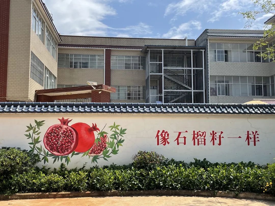 【院校共建】手绘墙画"装点"水源保护区美丽,团结"幸福梦"