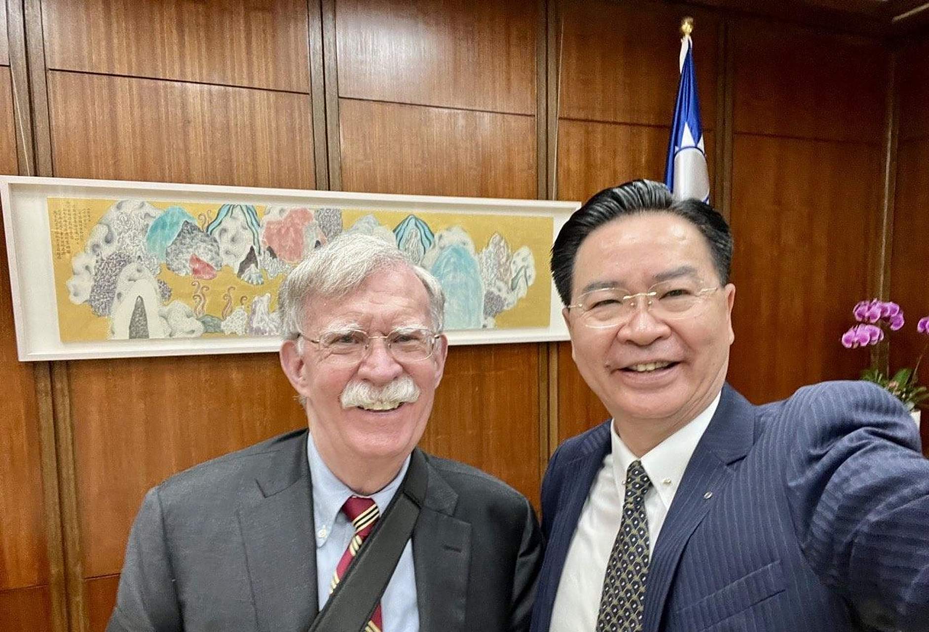 28日,吴钊燮与美国前国家安全顾问约翰·博尔顿在台北合影,完美诠释了